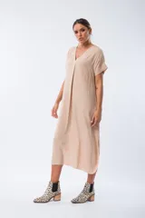 Vestido midi color beige, de corte recto, con escote en V y mangas cortas.