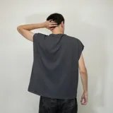 Musculosa de algodón color gris oscuro, corte oversize y sin mangas. Presenta estampado frontal en blanco con texto que incluye "VENEFO® COMPANY" y "004@1994 .CCL™".