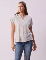 Remera gris con rayas horizontales blancas, cuello en V y mangas cortas con dobladillo.