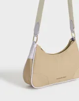 Bandolera color beige con correa blanca regulable y desmontable, tag frontal en relieve y cierre superior.
