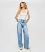 Pantalón de jean de algodón, modelo recto, con cintura mediana y trabillas. Presenta bolsillos delanteros y traseros, y un estampado localizado de flores de hibiscos.