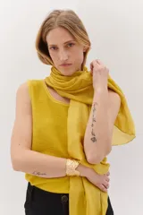 Pashmina de seda satinada en color coral, suave al tacto y elegante.