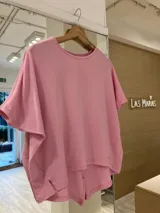 Remerón blanco de morley de algodón, manga corta, con dos pequeñas aberturas frontales y terminación en pico en la parte trasera.