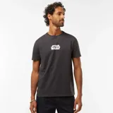 Camiseta gris con el logo de Star Wars estampado en el pecho.