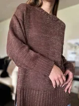 Sweater negro con hilo de lúrex plateado, de silueta holgada y cuello redondo a la base.