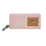 Billetera de cuero sintético color rosa pálido con cierre perimetral. Presenta un aplique rectangular en cuero sintético color beige con el logo de la marca y la inscripción 'Free Love'. Incluye un llavero de cinta con el logo de la marca.