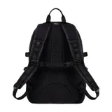 Mochila Supreme negra de denim con dos compartimentos frontales, correas ajustables y logo bordado en blanco.