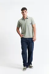 Remera polo negra con bolsillo de nylon en el pecho y logo bordado. Corte regular.