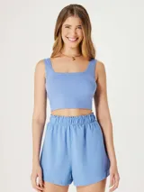 Musculosa corta celeste de tejido acanalado con cuello cuadrado y breteles anchos.