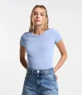 Blusa verde oscuro de algodón acanalado, corte ajustado y cuello redondo.