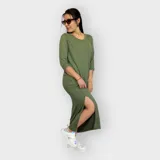 Vestido midi verde oliva de corte recto, con mangas 3/4, escote redondo y tajo lateral hasta la rodilla.