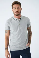 Polo de punto color gris claro, con cuello clásico, manga corta, calce regular y logo bordado en el pecho.