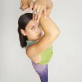 Anillo de aleación de metales con baño de plata, con forma de corazón tridimensional y liso.