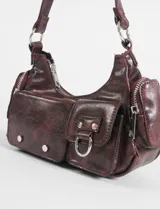Cartera de hombro marrón de cuero sintético con múltiples bolsillos externos con cierre y hebilla.