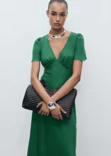 Vestido midi verde esmeralda de lino con escote en V, mangas cortas abullonadas y corte ajustado en la cintura.