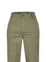 Pantalón de jeans verde militar, estilo cargo, de tiro alto, con bolsillos laterales y detalles de patchwork en dos tonalidades.