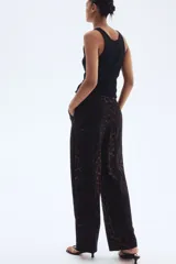 Pantalón sastrero de tiro alto con estampado de leopardo en tonos marrón y negro. Presenta piernas rectas con raya marcada y bolsillos al bies.