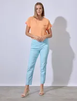 Pantalón recto en gabardina elastizada, con pretina ancha y faja interna modeladora, de la marca Zac & Rachel.