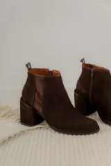 Botas cortas de cuero marrón con elástico lateral y tacón ancho.