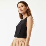 Blusa corta negra sin mangas.