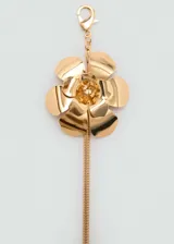 Cinturón dorado con diseño de cadena y dije de flor.