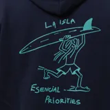 Canguro azul marino con capucha, bolsillo tipo canguro y estampado frontal con la frase "La Isla Esencial Priorities".