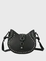 Cartera cruzada Hush Puppies modelo Karol, color negro con tachas plateadas. Tiene correa ajustable, cierre con cremallera y broche imantado.
