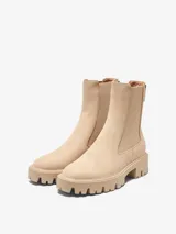 Botas Chelsea color beige, con elásticos laterales, caña media y suela track con pequeño tacón.