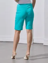 Bermuda color turquesa en gabardina elastizada, marca Zac & Rachel, con pretina ancha elastizada.
