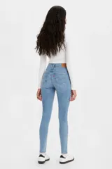 Jeans de tiro alto, corte super skinny y color celeste claro.