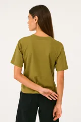 Remera verde oliva de algodón con cuello redondo y estampado de langosta y palmera en color rosa.