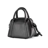 Cartera negra pequeña de símil cuero, con acceso por cierre, correa regulable y asas fijas. Tiene un bolsillo interno con cierre y otro abierto.