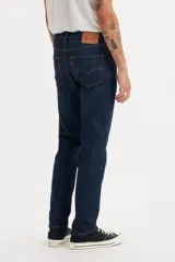 Pantalón de jean azul oscuro, corte slim fit, marca Levi's.