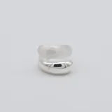 Anillo de plata 925 satinada con diseño abierto.