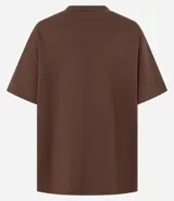 Remera gris de corte cuadrado, cuello redondo y mangas cortas.