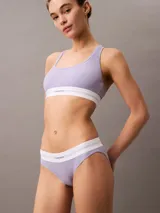 Bombacha clásica Calvin Klein de algodón modal acanalado color lila con cintura elástica blanca con logo.