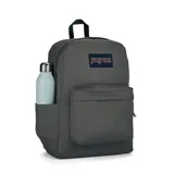 Mochila JanSport Superbreak gris con logo de la marca en el frente, un compartimento principal con cierre, un bolsillo frontal con cierre y dos bolsillos laterales abiertos.