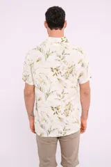 Camisa de tirantes con estampado floral en colores suaves y corte relajado.