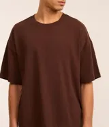 Remera masculina de algodón color beige, con cuello redondo y manga corta. Corte overboxy.