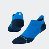 Medias Stance Fused de corte bajo, color azul con detalles en azul marino y logo de la marca en el tobillo.