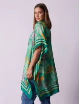 Kimono Barrington de satén color verde con estampado de hojas y flores en tonos naranja, rosa y amarillo.