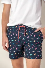 Short de baño azul marino con estampado de helados de diferentes colores y cordón ajustable naranja.