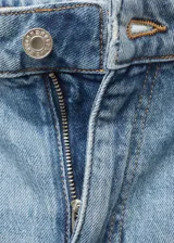 Pantalón de jean celeste de tiro medio, corte acampanado, con cinco bolsillos, cierre de cremallera y botón, trabillas y bajo deshilachado.