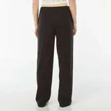 Pantalón negro de vestir, de corte ancho, con pinzas en la cintura y bolsillos laterales.