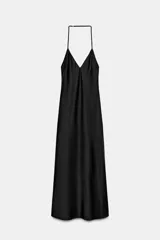 Vestido largo negro con escote en pico pronunciado y tirantes finos que se unen en la espalda con un diseño de cuello halter.