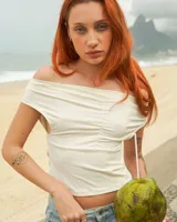 Top color crema con escote off-shoulder y frunce en el centro.