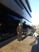 Hoodie negro de algodón con capucha y bolsillo canguro.