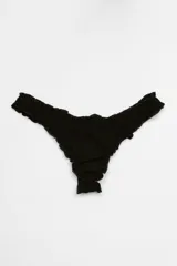 Vedetina negra con detalles rizados y calce cómodo, disponible en varios materiales.