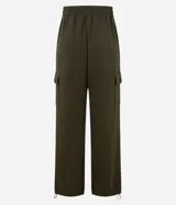 Pantalón deportivo color lila, confeccionado en microfibra pesada con viscosa certificada. Cuenta con cintura elástica ajustable, bolsillos cargo laterales y ajuste en el bajo.