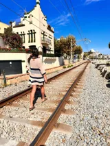 Vestido corto tejido en hilado de algodón con rayas horizontales en blanco, negro y beige.